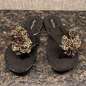Angel Steps black flip-flop sandals with leopard print floral ribbons. Size 6